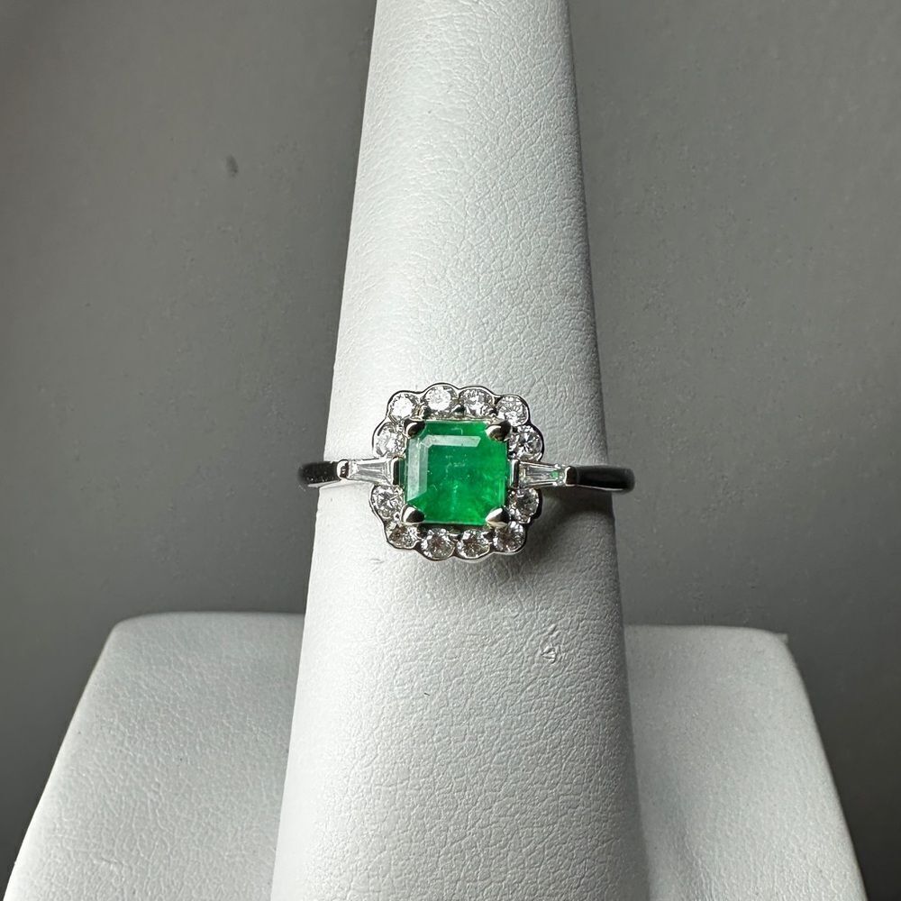 NWT .57ct cushion cut Emerald with a halo of diamonds in 14k WG ring!‎
